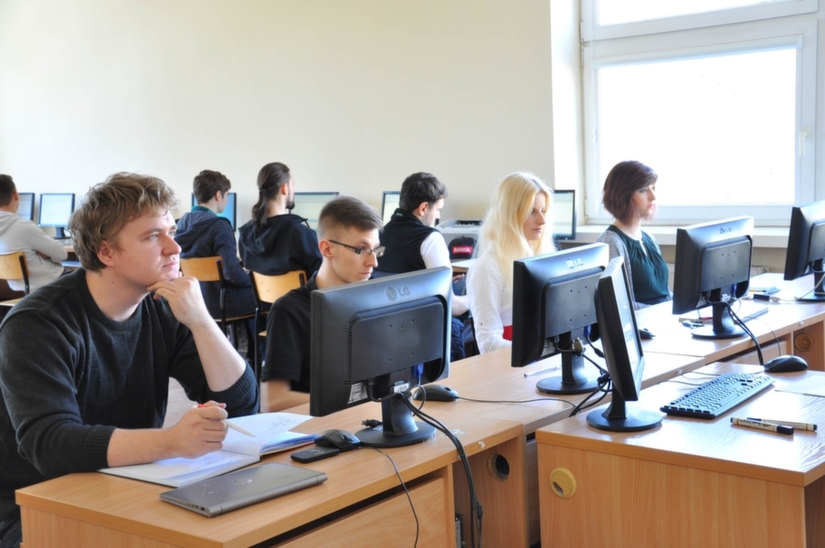  Studenci wykonują ćwiczenia w sali informatycznej/Students perform exercises in the computer room