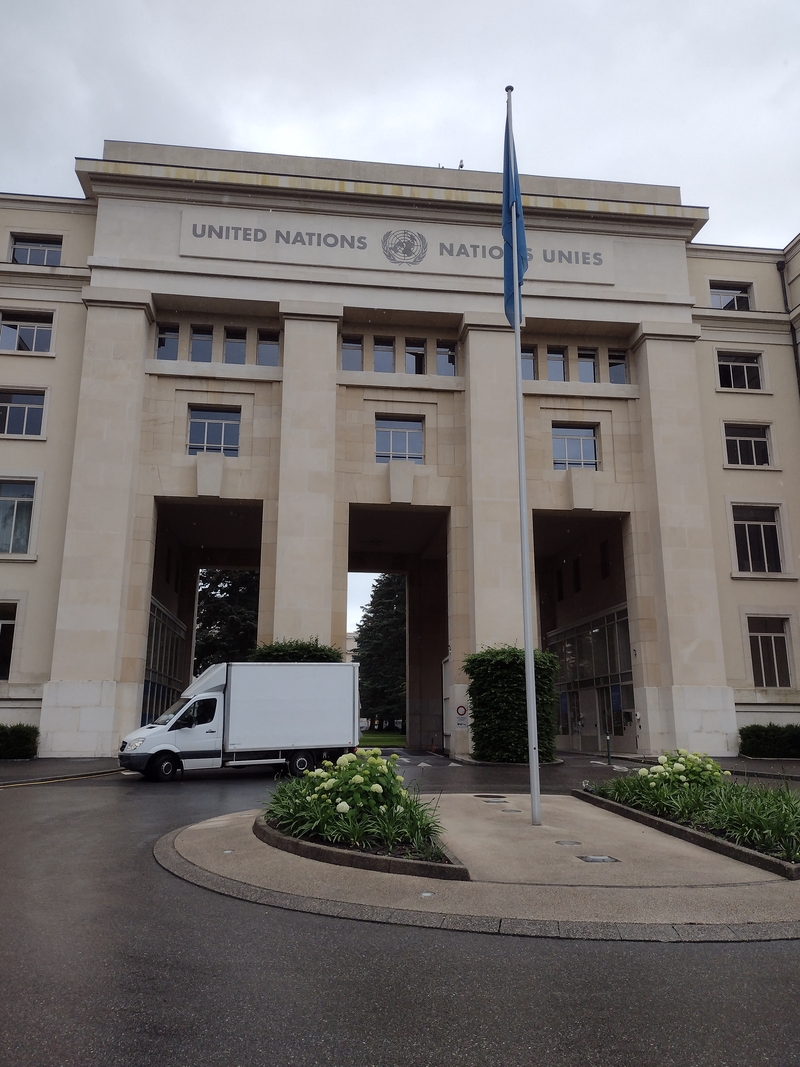 Wejście do budynku ONZ w Genewie/Entrance to the UN building in Geneva