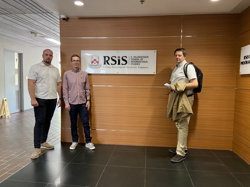 Trzech członków zespołu ośrodka przed siedzibą RSIS w Singapurze/Three members of the centre in front of RSIS Singapore headquarters