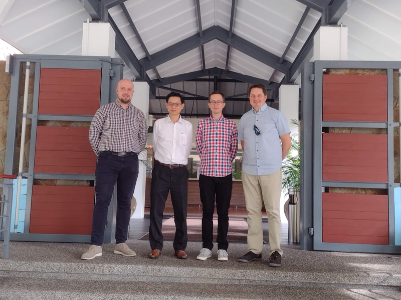 Trzech członków zespołu ośrodka razem z singapurskim naukowcem przed wejściem do ISEAS w Singapurze/Three members of the center's team together with a Singaporean scientist before joining ISEAS in Singapore