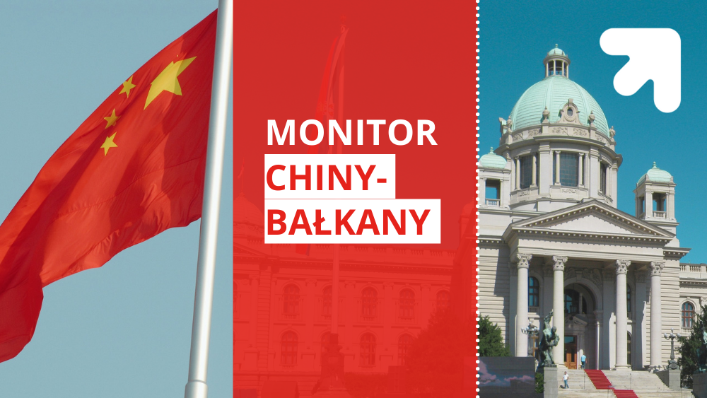 Po lewej stronie powiewająca flaga ChRL na maszcie, na środku czerwono-biały napis "monitor Chiny-Bałkany", po prawej stronie biały budynek z filarami i kopuła, a także białe logo UŁ w prawym górnym rogu
