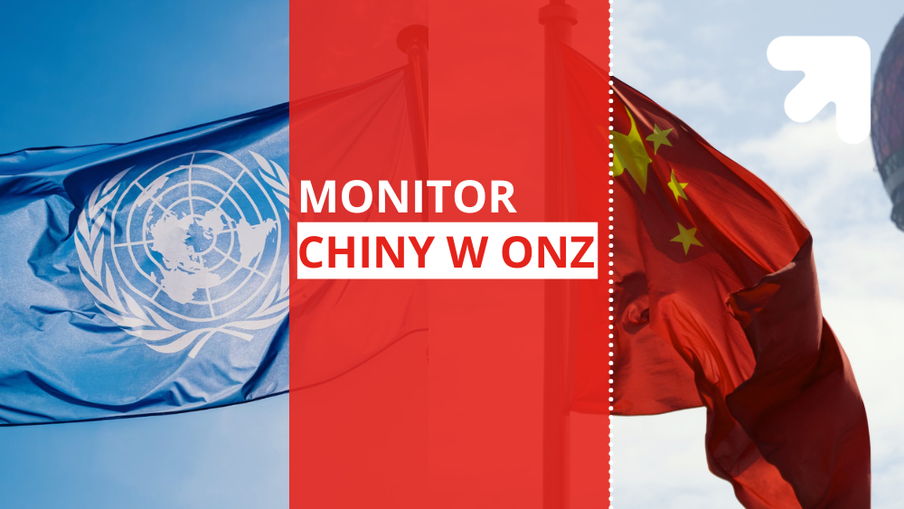 Po lewej stronie powiewająca flaga ONZ, na środku czerwono-biały napis "Monitor Chiny w ONZ", po prawej stronie powiewająca flaga Chin, a także białe logo UŁ w prawym górnym rogu