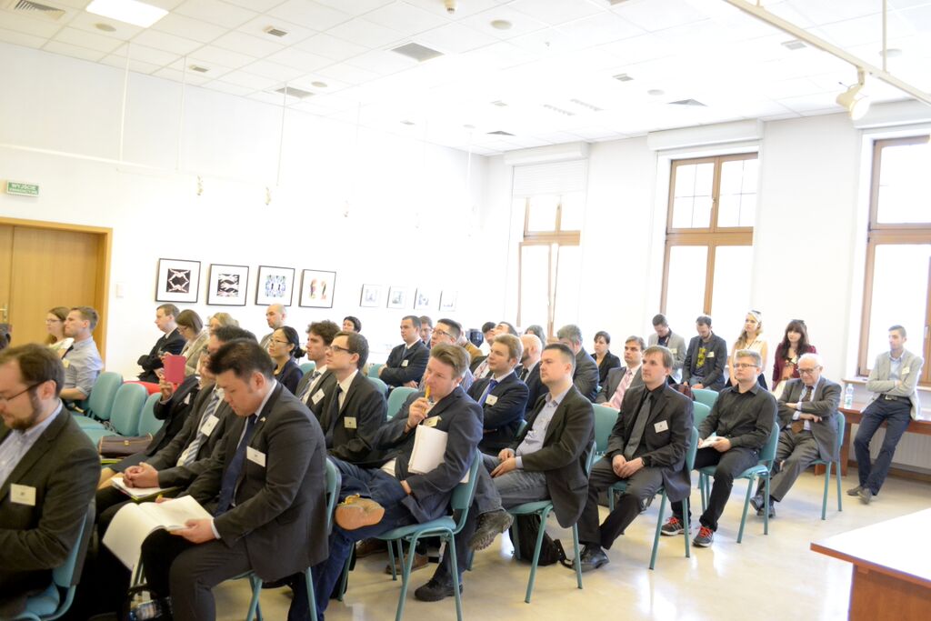 Grupa osób słucha wykładu podczas konferencji naukowej LEAM 2015 w sali rady wydziału na Wydziale Studiów Międzynarodowych i politologicznych Uniwersytetu Łódzkiego/A group of people listens to a lecture during the LEAM 2015 scientific conference in the faculty council room at the Faculty of International and Political Studies at the University of Lodz