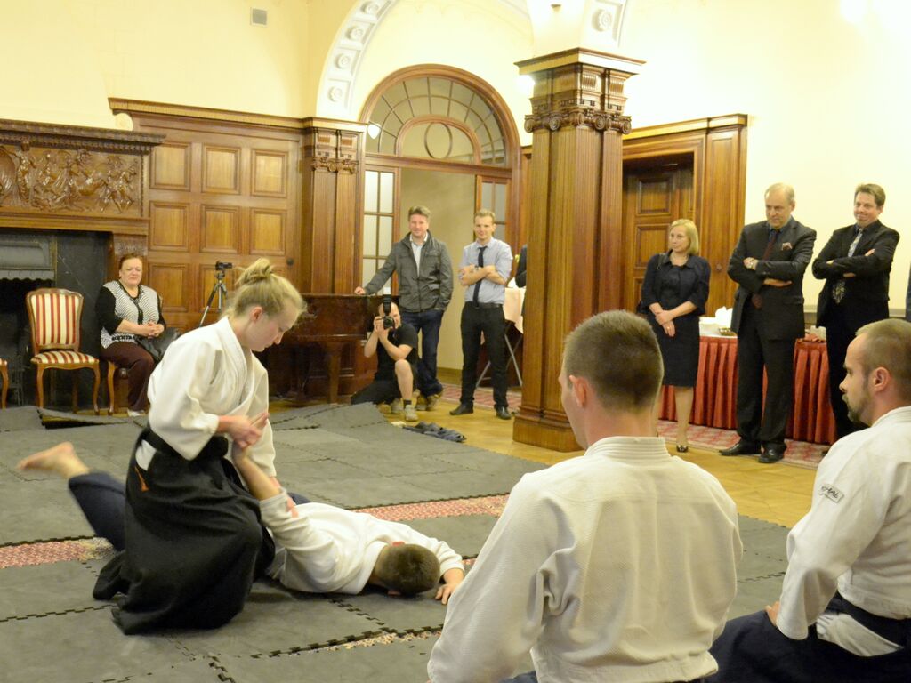 Pokaz wschodnich sztuk walk w sali kominkowej pałacu Bidermanna dla uczestników konferencji LEAM 2015/A show of eastern martial arts in the fireplace hall of Bidermann Palace for the participants of the LEAM 2015 conference