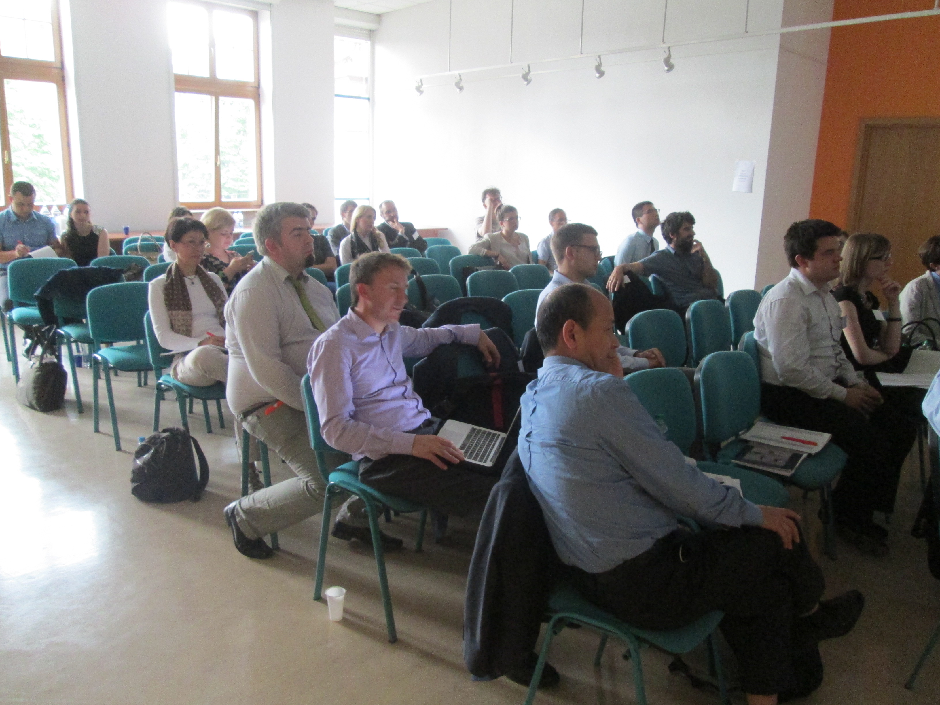 Grupa osób słucha wykładu podczas konferencji naukowej LEAM 2016 na Wydziale Studiów Międzynarodowych i Politologicznych Uniwersytetu Łódzkiego/A group of people listens to a lecture during the LEAM 2016 scientific conference at the Faculty of International and Political Studies at the University of Lodz