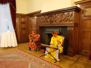 Dwóch artystów w trakcie koncertu tradycyjnej azjatyckiej muzyki/Two artists during a concert of traditional Asian music