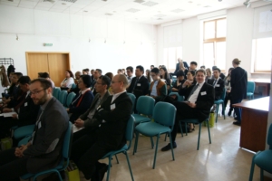 Grupa osób słucha wykładu podczas konferencji naukowej LEAM 2017 w sali rady wydziału na Wydziale Studiów Międzynarodowych i politologicznych Uniwersytetu Łódzkiego/A group of people listens to a lecture during the LEAM 2017 scientific conference in the faculty council room at the Faculty of International and Political Studies at the University of Lodz