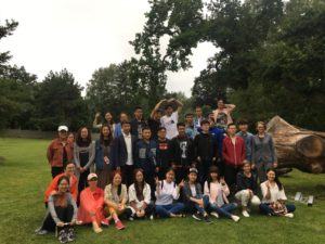 Grupowe zdjęcie studentów z Chin w ogrodzie/Group photo of Chinese students in the garden