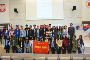 Grupowe zdjęcie studentów z Chin w auli/Group photo of Chinese students in the auditorium