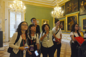 Studenci z Chin zwiedzający wnętrze pałacu/Chinese students visiting the interior of the palace