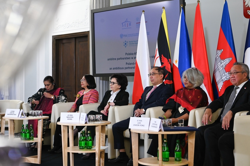 Marszałek polskiego sejmu w towarzystwie ambasadorów państw członkowskich ASEAN/Marshal of the Polish Sejm accompanied by ambassadors of ASEAN member states