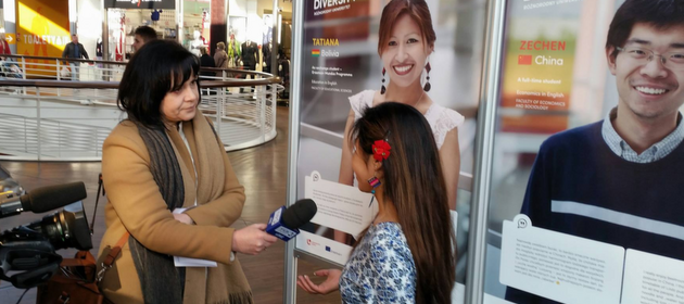 Dziennikarka przeprowadzająca wywiad ze studentką z Chin w Manufakturze/A journalist interviewing a student from China in Manufaktura