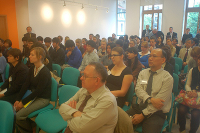 Grupa osób na otwarciu konferencji naukowej LEAM 2012/A group of people at the opening of the LEAM 2012 scientific conference